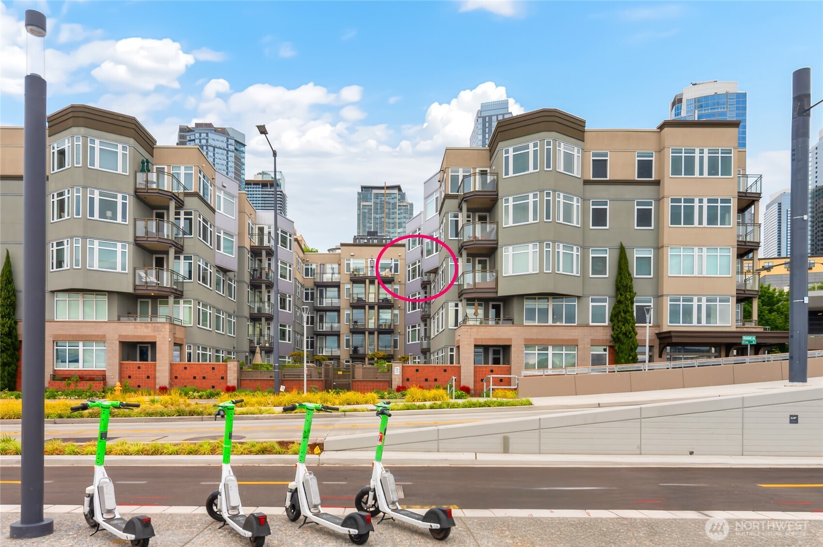 1900 Alaskan Way 404