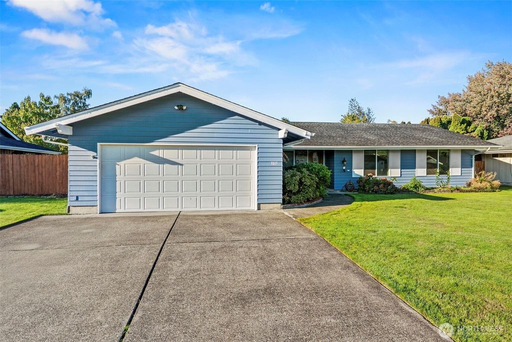Photo of 3815 Gardenia Street, Longview, WA 98632 (MLS # 2443618)