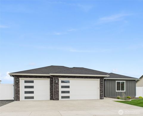 Photo of 902 NE Tyler Place, East Wenatchee, WA 98802 (MLS # 2414951)