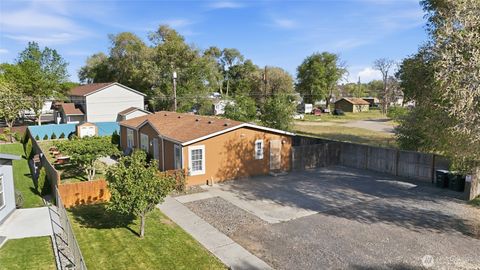 Photo of 1827 W Bemis Street, Moses Lake, WA 98837 (MLS # 2516869)