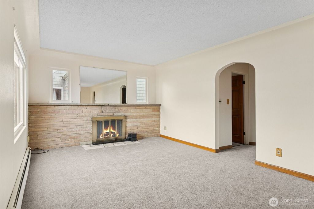 Photo of 408 8th Avenue NE, Puyallup, WA 98372 (MLS # 2482538)