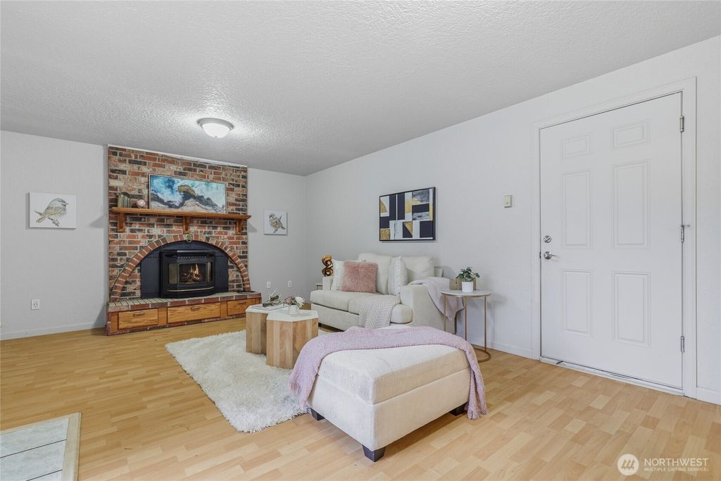 Photo of 16011 2nd Place W, Lynnwood, WA 98087 (MLS # 2467985)