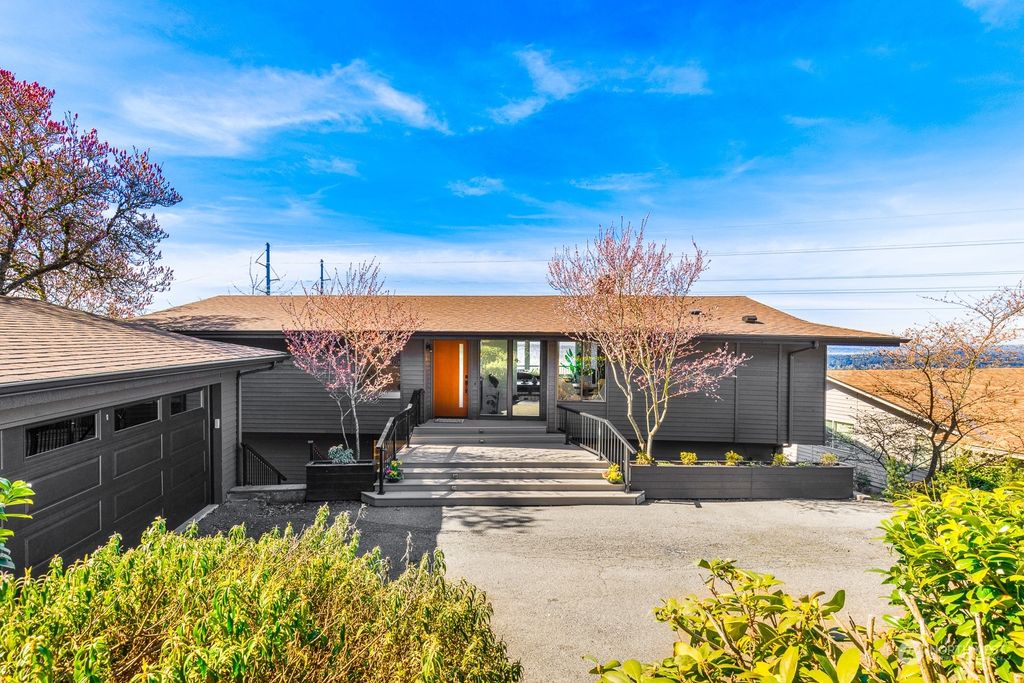 Photo of 4432 Somerset Boulevard SE, Bellevue, WA 98006 (MLS # 2194883)