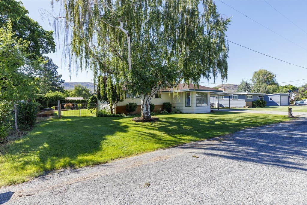 Photo of 2080 James Avenue, Okanogan, WA 98840 (MLS # 2539118)