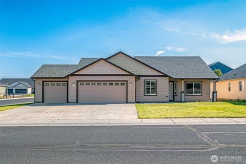 Photo of 812 6th Avenue NE, Ephrata, WA 98823 (MLS # 2422397)