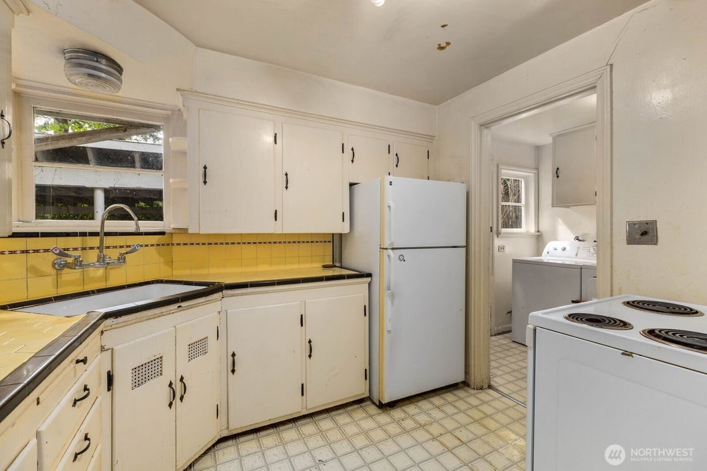 Photo of 9525 7th Avenue NW, Seattle, WA 98117 (MLS # 2575603)