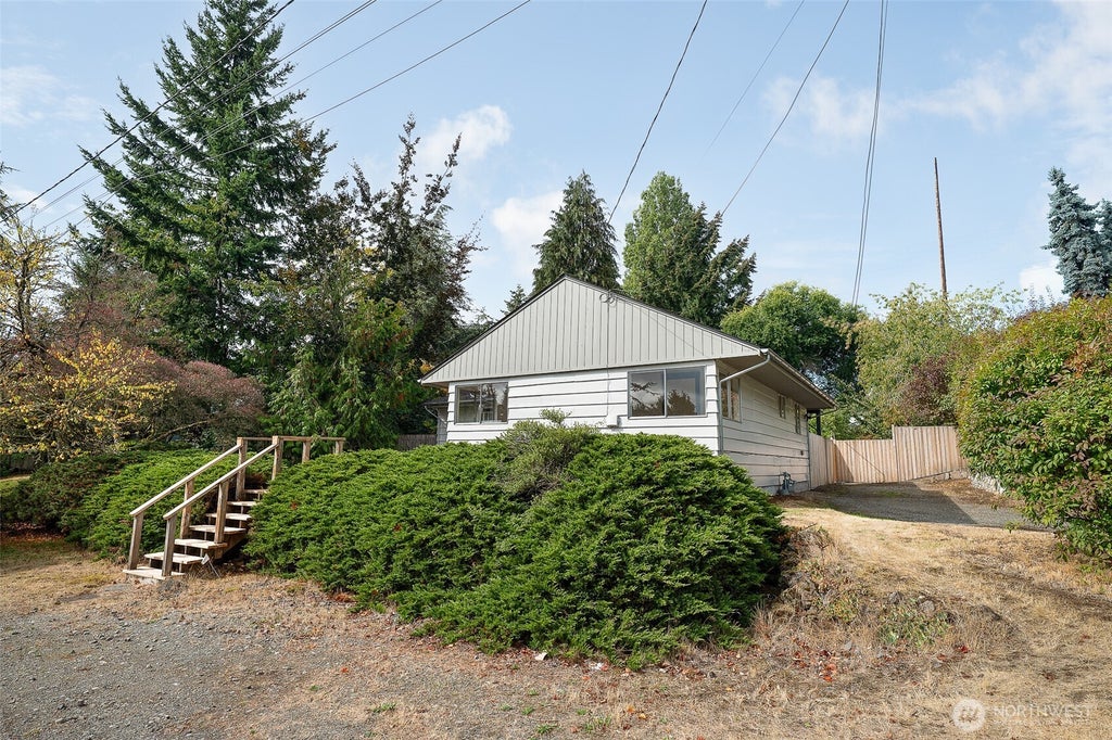 Photo of 10915 North Park Avenue N, Seattle, WA 98133 (MLS # 2582955)