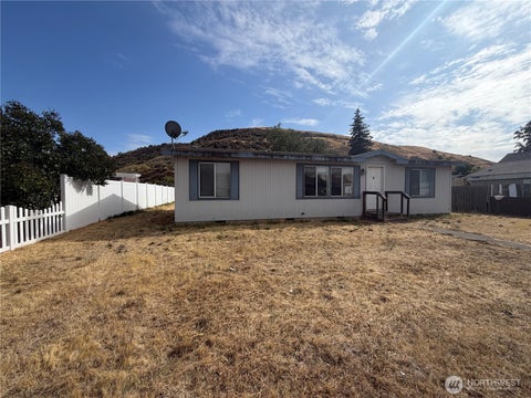 Photo of 405 1/2 W Clay Street, Dayton, WA 99328 (MLS # 2582940)