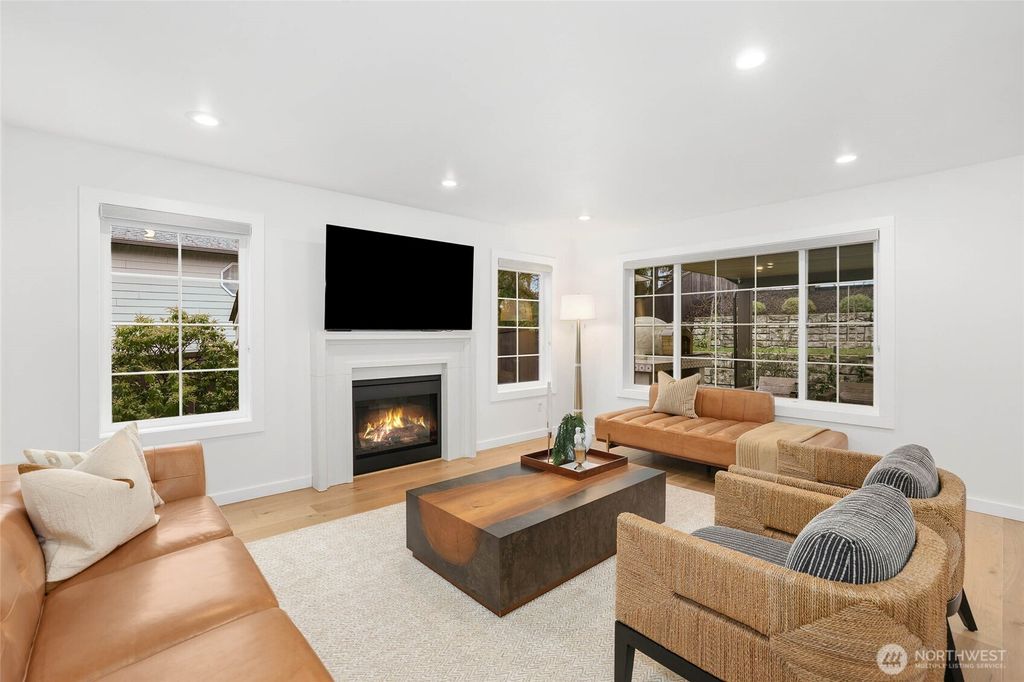 Photo of 1906 31st Avenue SE, Puyallup, WA 98374 (MLS # 2465350)