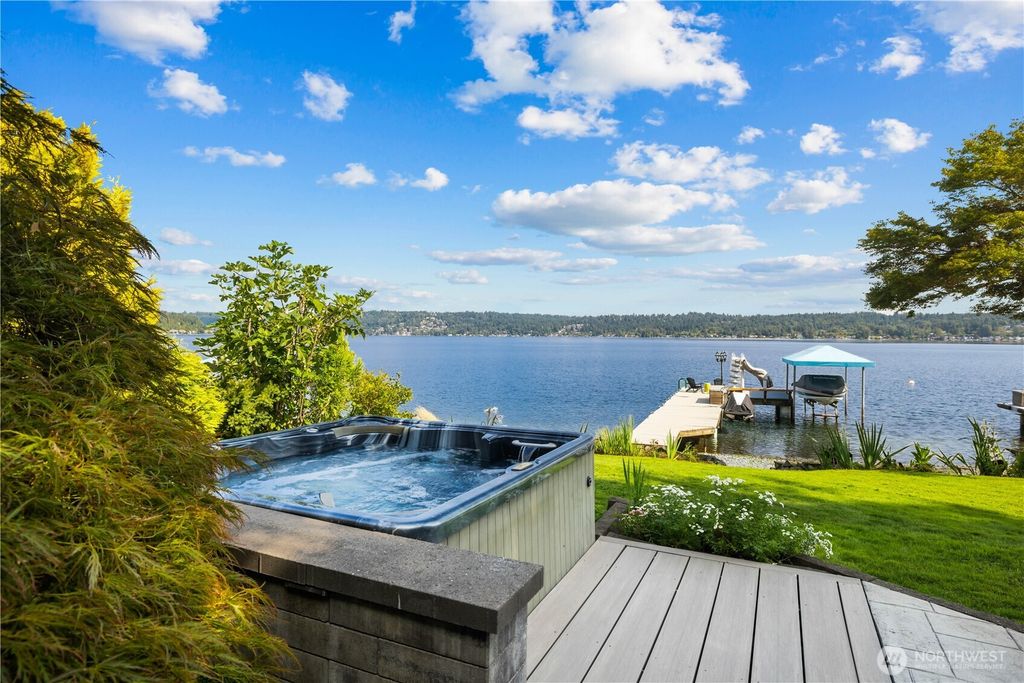 Photo of 528 W Lake Sammamish Parkway SE, Bellevue, WA 98008 (MLS # 2470333)