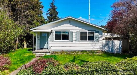 Photo of 906 W Anderson Street, Elma, WA 98541 (MLS # 2531457)