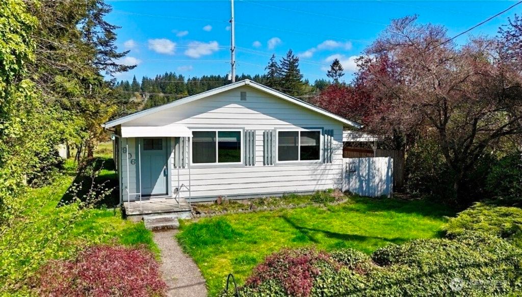 Photo of 906 W Anderson Street, Elma, WA 98541 (MLS # 2531457)