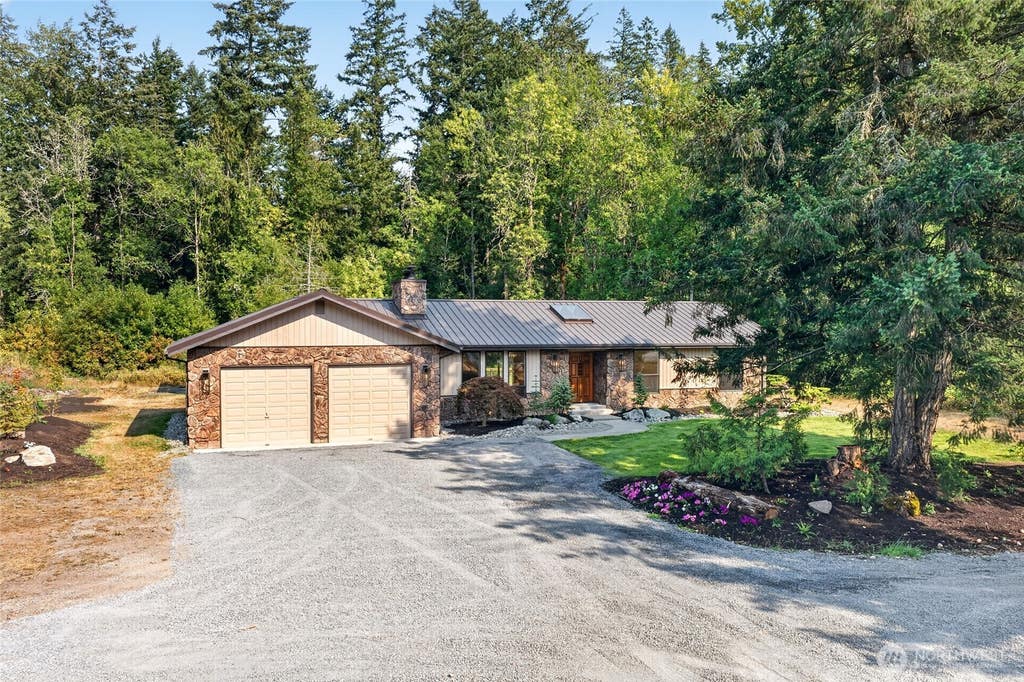Photo of 31419 MOUNTAIN HWY HWY E, Eatonville, WA 98328 (MLS # 2569500)