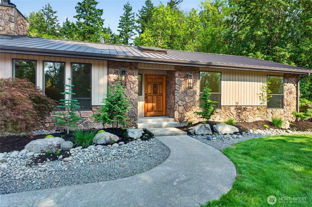 Photo of 31419 MOUNTAIN HWY HWY E, Eatonville, WA 98328 (MLS # 2569500)