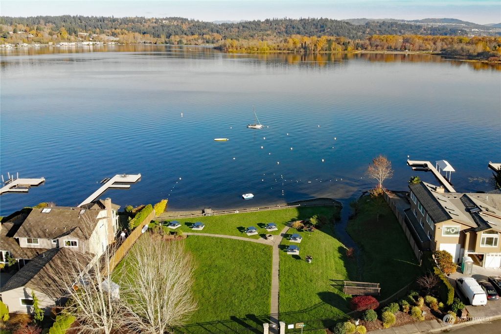 Photo of 19236 SE 47th Street, Issaquah, WA 98027 (MLS # 2125891)