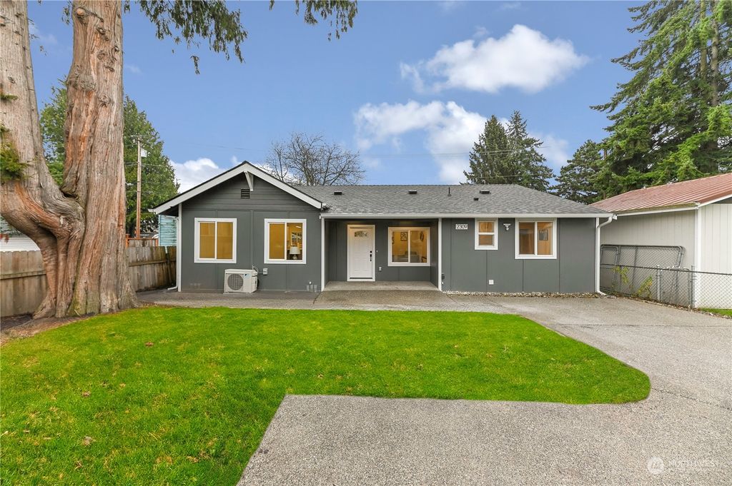 Photo of 2309 Pine St, Everett, WA 98201 (MLS # 2186759)