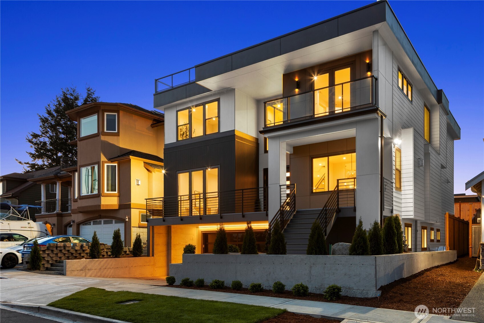 1008 N 28th Place