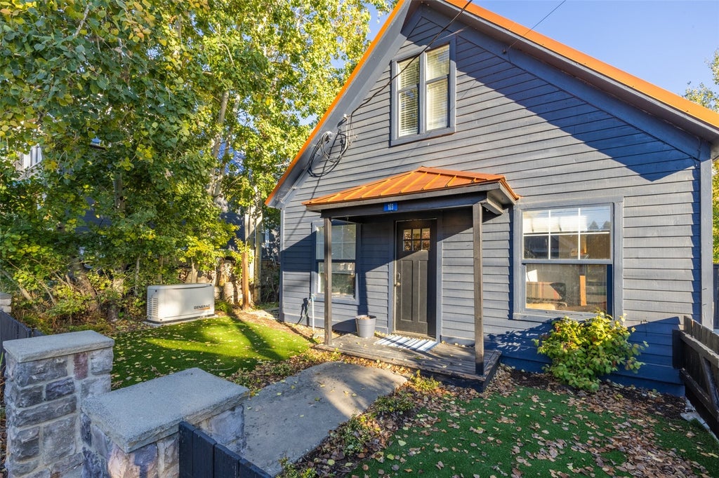 Photo of 103 W Hoffmanville Avenue, Roslyn, WA 98941 (MLS # 2595728)