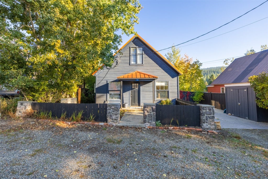 Photo of 103 W Hoffmanville Avenue, Roslyn, WA 98941 (MLS # 2595728)