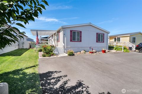 Photo of 3211 W Wapato Drive #28, Moses Lake, WA 98837 (MLS # 2554577)