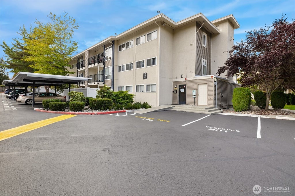 Photo of 12700 NE 8th Street #E102, Bellevue, WA 98005 (MLS # 2580207)