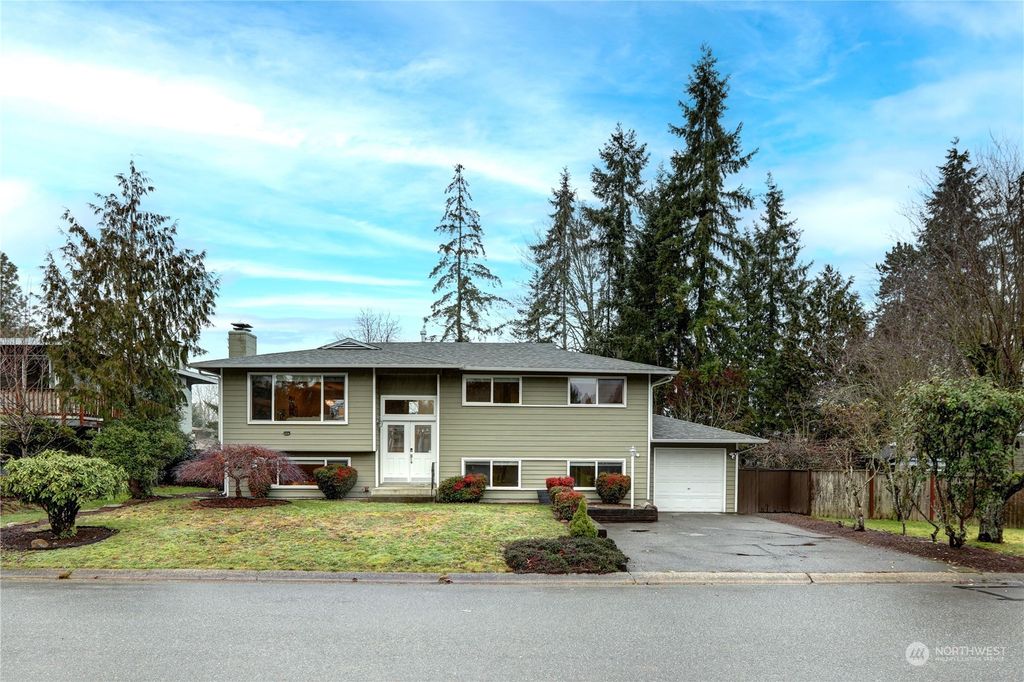 Photo of 14220 NE 75th Street, Redmond, WA 98052 (MLS # 2194716)