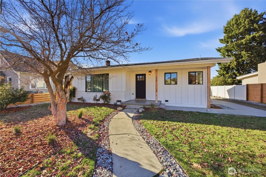 Photo of 409 N Cedar Street, Chelan, WA 98816 (MLS # 2459737)