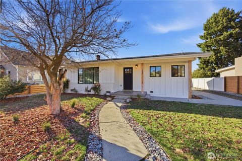 Photo of 409 N Cedar Street, Chelan, WA 98816 (MLS # 2459737)