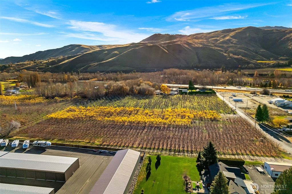 Photo of 3765 Iroquois Lane, Wenatchee, WA 98801 (MLS # 2457565)