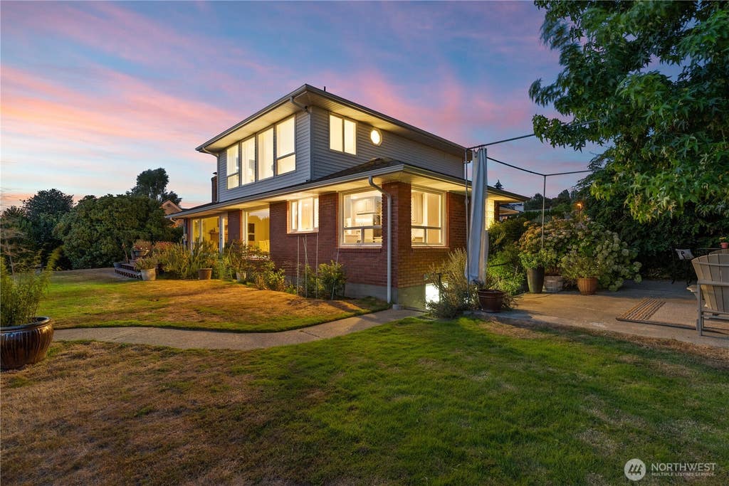 Photo of 920 S Ventura Drive, Tacoma, WA 98465 (MLS # 2571777)
