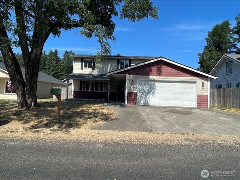 Photo of 911 SW Front Street, Winlock, WA 98596 (MLS # 2414908)