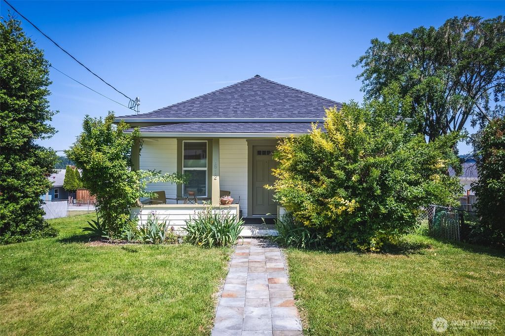 Photo of 1612 7th Street, Anacortes, WA 98221 (MLS # 2468049)