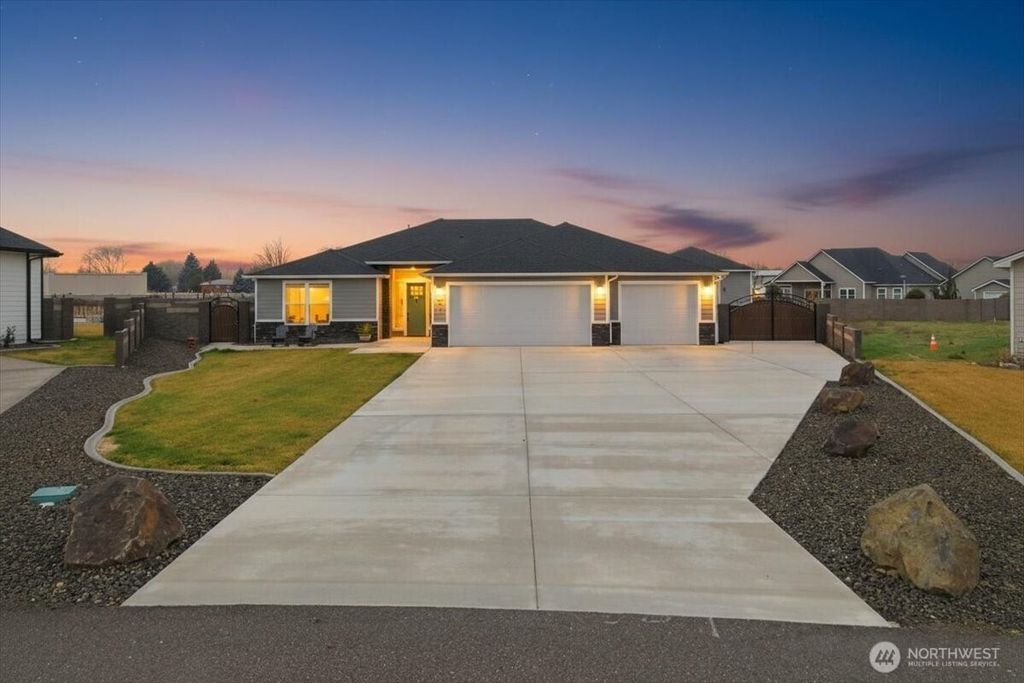 Photo of 6915 Lamb Ct Ct, Pasco, WA 99301 (MLS # 2478046)