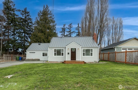 Photo of 950 SE 4th Avenue, Oak Harbor, WA 98277 (MLS # 2589221)