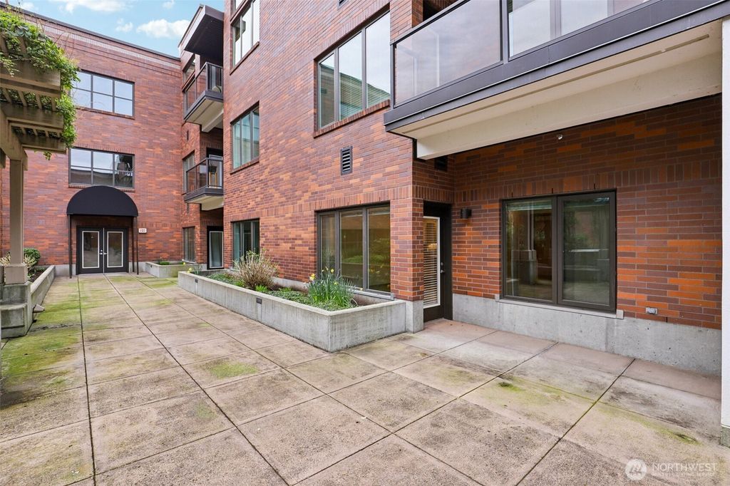 Photo of 300 W 8th Street #209, Vancouver, WA 98660 (MLS # 2494962)