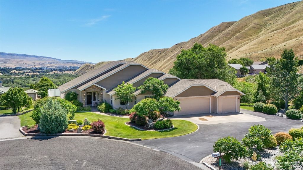 Photo of 2985 Eastview Lane, Wenatchee, WA 98801 (MLS # 2539386)