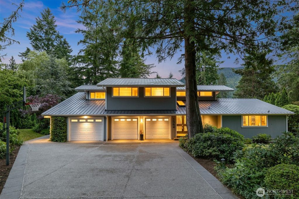 Photo of 1564 Hillside Drive SE, Issaquah, WA 98027 (MLS # 2399076)