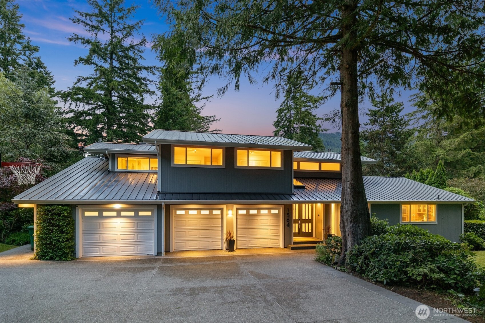 1564 Hillside Drive SE