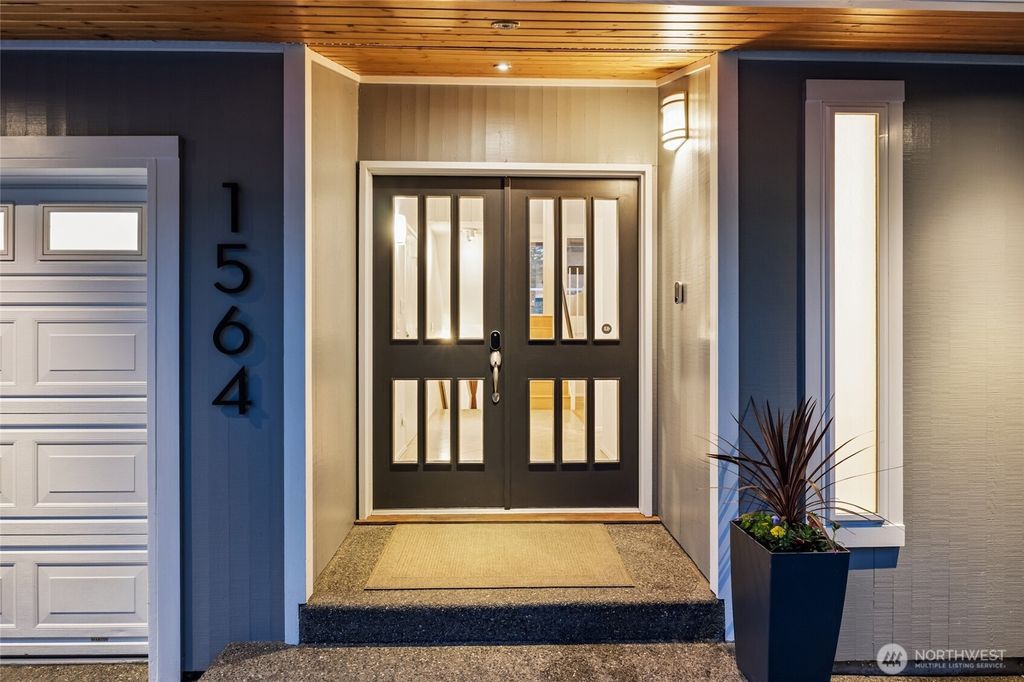 Photo of 1564 Hillside Drive SE, Issaquah, WA 98027 (MLS # 2399076)