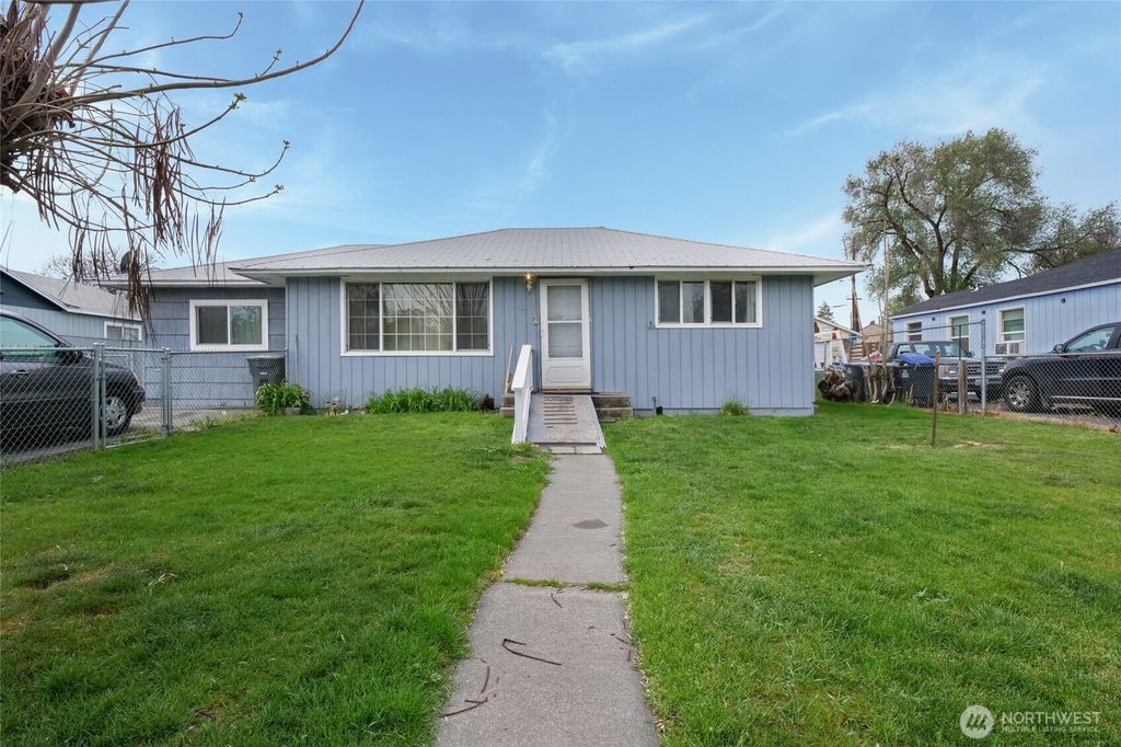 Photo of 542 N Central Drive, Moses Lake, WA 98837 (MLS # 2512742)