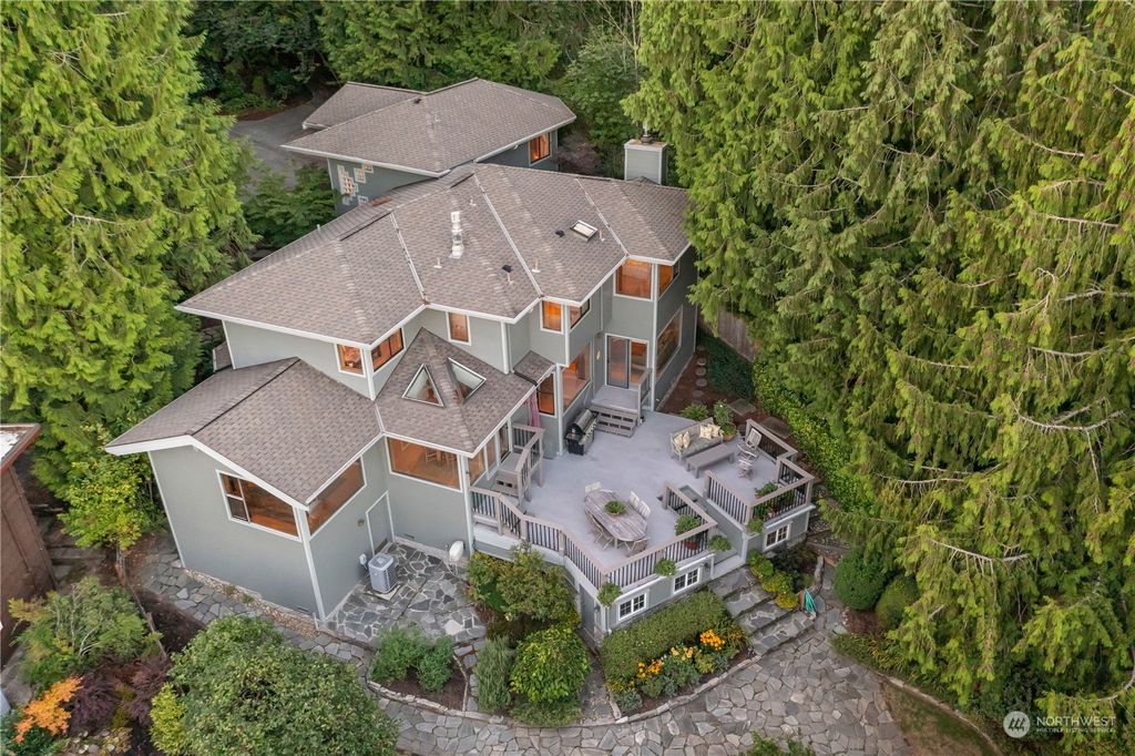 Photo of 18220 W Spring Lake Drive SE, Renton, WA 98058 (MLS # 2282589)