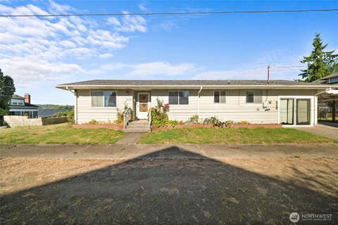 Photo of 404 Eleventh Street, Raymond, WA 98577 (MLS # 2555627)