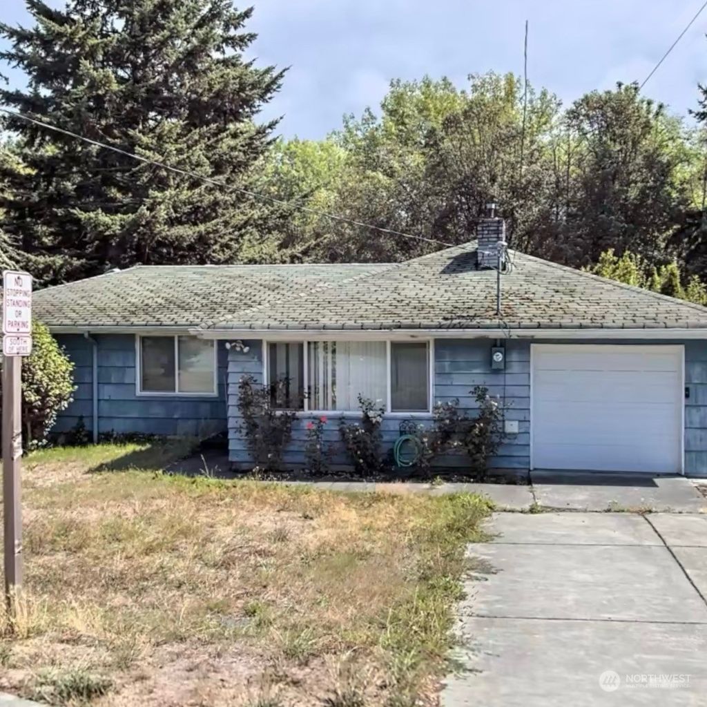 Photo of 10842 10th Avenue SW, Burien, WA 98146 (MLS # 2171696)