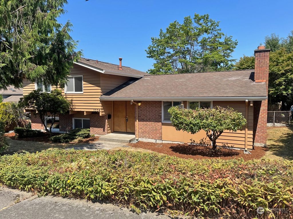 Photo of 1004 S 233rd Place, Des Moines, WA 98198 (MLS # 2266420)