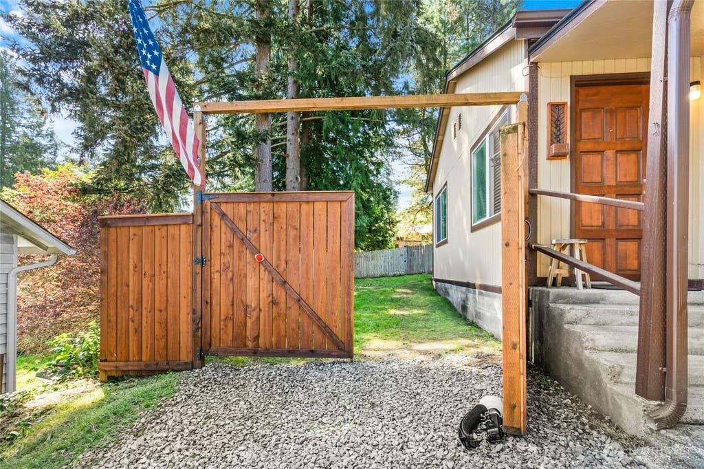 Photo of 1633 NE Perkins Way, Shoreline, WA 98155 (MLS # 2513694)