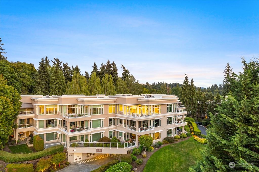 Photo of 10055 Meydenbauer Way SE #16, Bellevue, WA 98004 (MLS # 2157172)