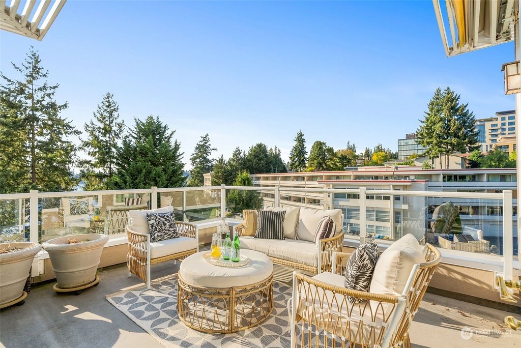 Photo of 10055 Meydenbauer Way SE #16, Bellevue, WA 98004 (MLS # 2157172)