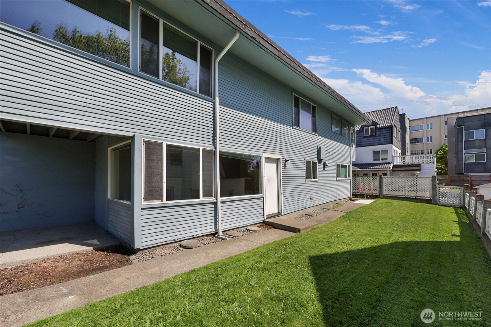 223 W Kinnear Place