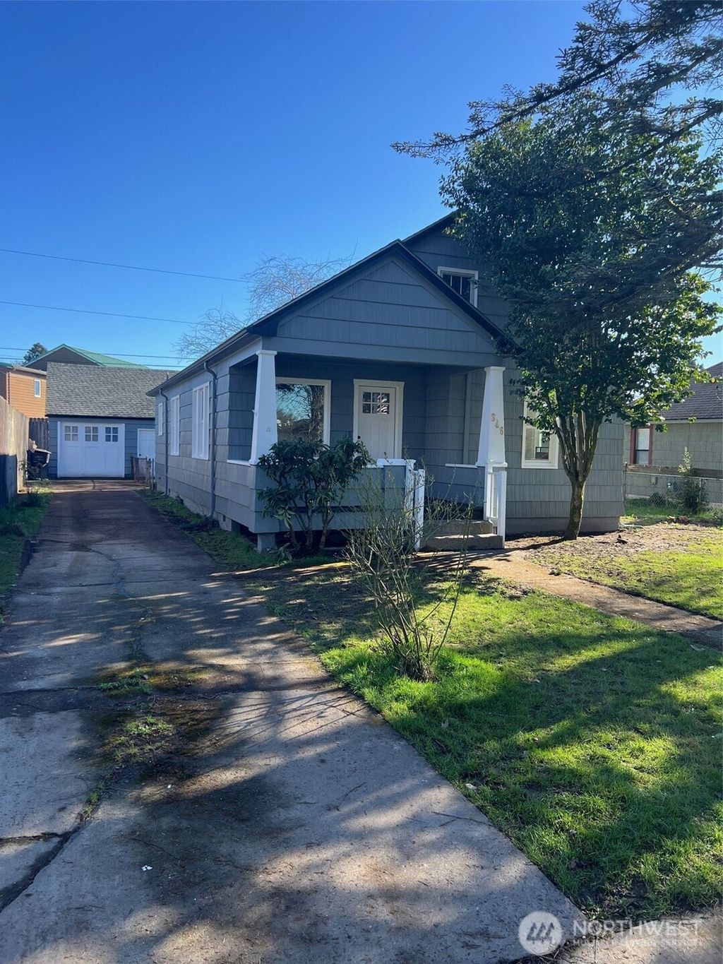 Photo of 646 16th Ave Ave, Longview, WA 98632 (MLS # 2479565)