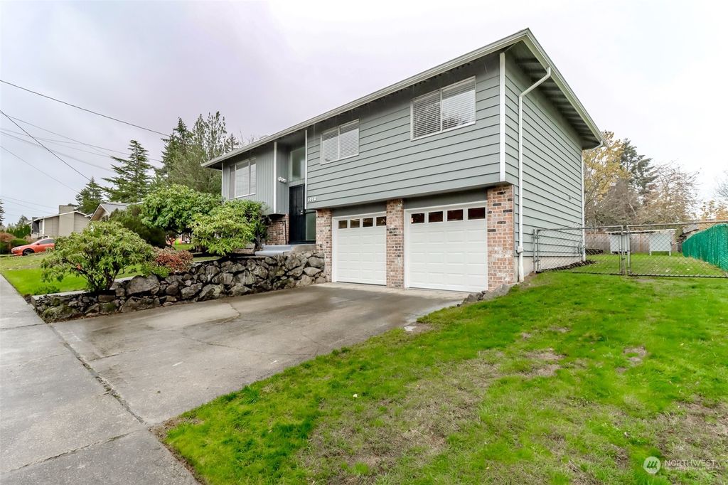 Photo of 1012 E Laurel Street, Kent, WA 98030 (MLS # 2311188)